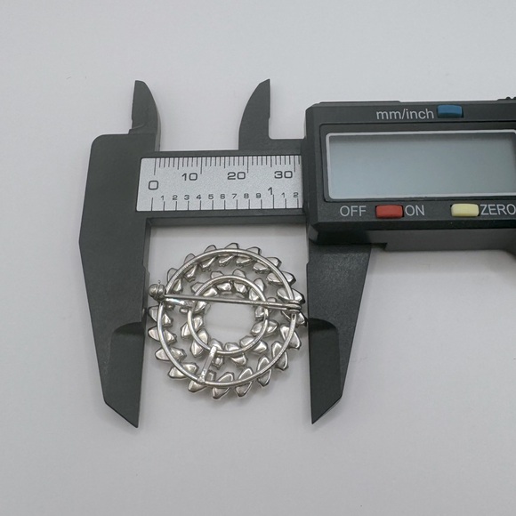 VINTAGE Crystal Wreath Brooch - Picture 8 of 8